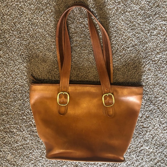 Coach Handbags - VINTAGE Coach Leather Tote